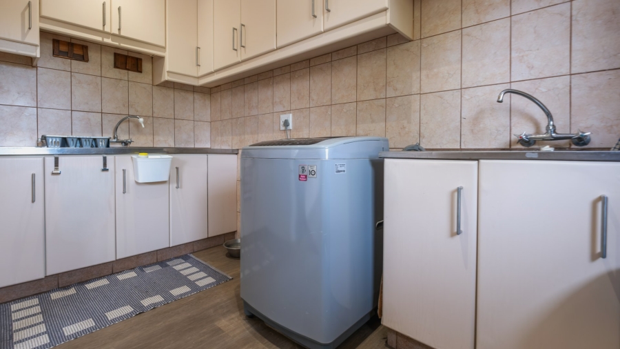 To Let 4 Bedroom Property for Rent in Denver Park Western Cape
